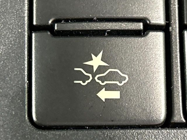 【プリクラッシュセーフティ】前方の車両等を検知し、衝突しそうな時は警報で注意を促し、ブレーキを踏む力をサポート。ブレーキを踏めなかった場合は衝突被害軽減ブレーキが作動、衝突回避をサポートします。