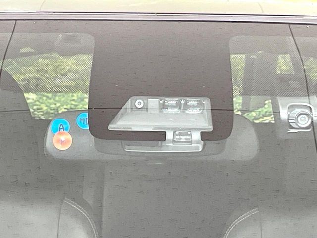【トヨタセーフティセンス】走行中に前方の車両等を認識し、衝突しそうな時は警報とブレーキで衝突回避と被害軽減をアシスト。より安全にドライブをお楽しみいただけます。