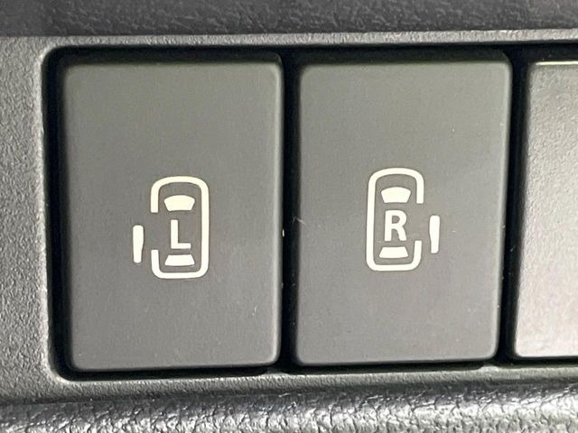【両側パワースライドドア】スマートキーや運転席のスイッチで後席両側スライドドアの開閉が可能♪電動だから力を入れてドアを開ける必要が無く、小さなお子様でも簡単に開け閉めでき快適です♪