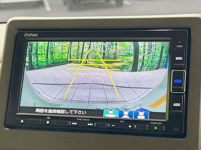 【バックカメラ】駐車時に後方がリアルタイム映像で確認できます。大型商業施設や立体駐車場での駐車時や、夜間のバック時に大活躍!運転スキルに関わらず、今や必須となった装備のひとつです!