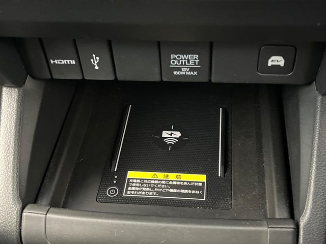 【ワイヤレス充電】車のワイヤレス充電は、スマートフォンを充電パッドに置くだけで簡単に充電できる便利な機能です。ケーブルが不要なので車内がすっきりし、運転中でも安全に使えます。
