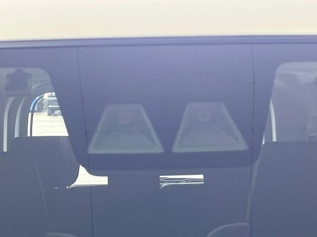 【衝突軽減装置】走行中に前方の車両等を認識し、衝突しそうな時は警報とブレーキで衝突回避と被害軽減をアシスト。より安全にドライブをお楽しみいただけます。