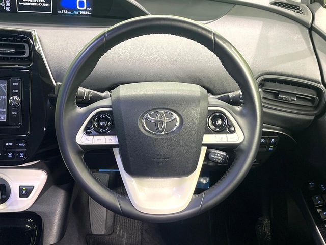【純正革巻きステアリング】上質な革を使用することで、手にしっかり馴染みとても運転しやすいハンドルです♪