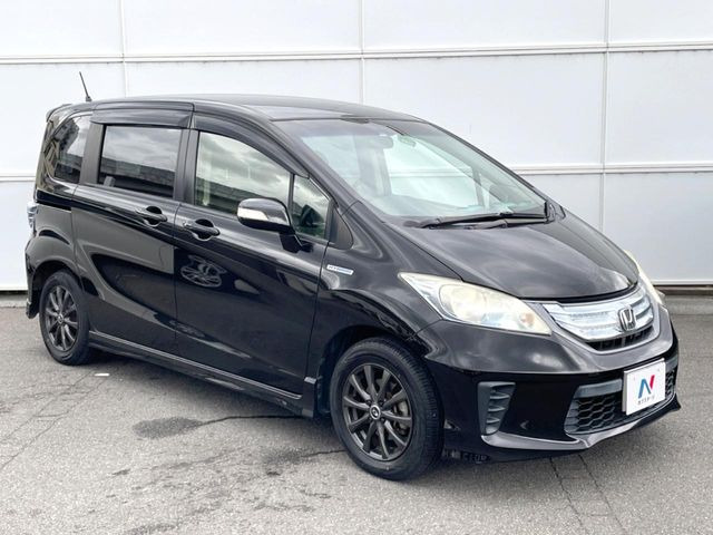 大好評を頂いておりますボディの弾スプラッシュコートも好評受付中。通常のガラスコートと異なる、耐久年数6年の無機質ガラスコーティングが、ボディをキレイな状態に保ってくれます。