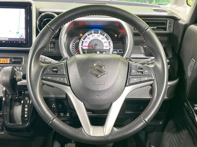 【純正革巻きステアリング】上質な革を使用することで、手にしっかり馴染みとても運転しやすいハンドルです♪