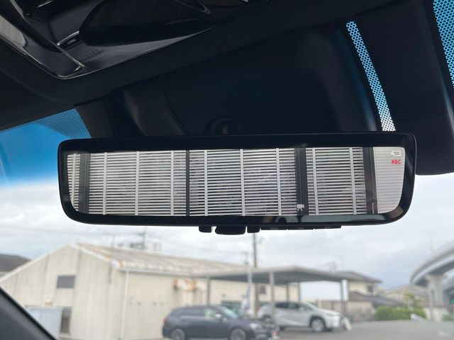 【デジタルインナーミラー】後席の大きな荷物や同乗者で後方が確認しづらい時でも安心!カメラが撮影した車両後方の映像をルームミラー内に表示。クリアな視界で状況の確認が可能です!