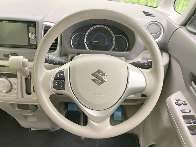 �C���e���A�ɍ��킹���f�U�C���̃X�e�A�����O�́A�^�]�������̂��Ƃ��l���A�^�]���₷���`��A�傫���ł��B�����x�A���ۂɐG���Ă��m���߂��������B