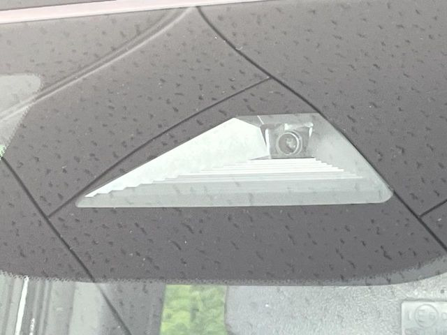 【ホンダセンシング】走行中に前方の車両等を認識し、衝突しそうな時は警報とブレーキで衝突回避と被害軽減をアシスト。より安全にドライブをお楽しみいただけます。