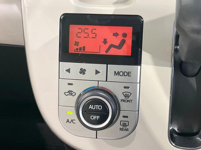 【オートエアコン】一度お好みの温度に設定すれば、車内の温度を検知し風量や温度を自動で調整。暑い&hellip;寒い&hellip;と何度もスイッチ操作をする必要はありません。快適な車内空間には必須の機能ですね♪