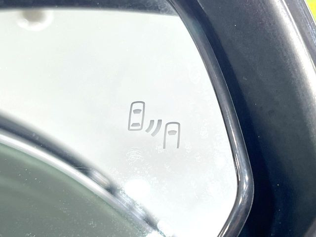 【ブラインドスポットモニター】走行中、ドアミラーの死角になりやすい箇所に後続車が接近するとサイドミラーのレンズに警告を表示!ドライバーに注意喚起をしてくれます。