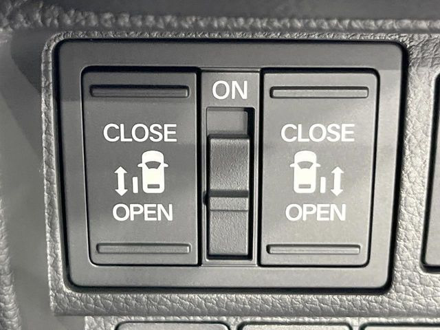 【両側パワースライドドア】スマートキーや運転席のスイッチで後席両側スライドドアの開閉が可能♪電動だから力を入れてドアを開ける必要が無く、小さなお子様でも簡単に開け閉めでき快適です♪