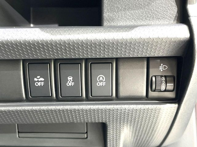 【アイドリングストップ】赤信号や渋滞で停車した際にエンジンを停止し、無駄な燃料の消費を抑えます。燃費向上や環境保護につなげる機能♪エンジンはブレーキを離せば再始動します。