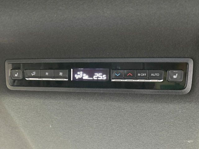 【快適利便パッケージ】寒い日に重宝するシートヒーターを後席にも装備!エアコンより早く温まってくれるので寒がりの人も安心ですね♪エアコンの温風は乾燥するから苦手、という方にもをおすすめです。