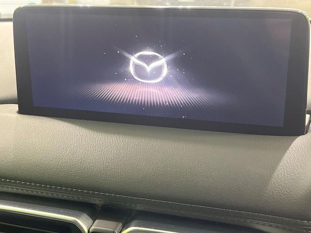 【10.25インチマツダコネクト】車内の雰囲気にマッチした大型ディスプレイ。スマホ接続でのナビ使用やBluetooth再生等、様々な機能が楽しめます。直感的なダイヤル操作が可能で、使い勝手も良好です。