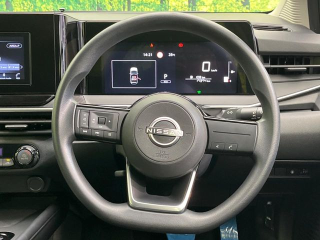 インテリアに合わせたデザインのステアリングは、運転される方のことも考え、運転しやすい形状、大きさです。是非一度、実際に触ってお確かめください。