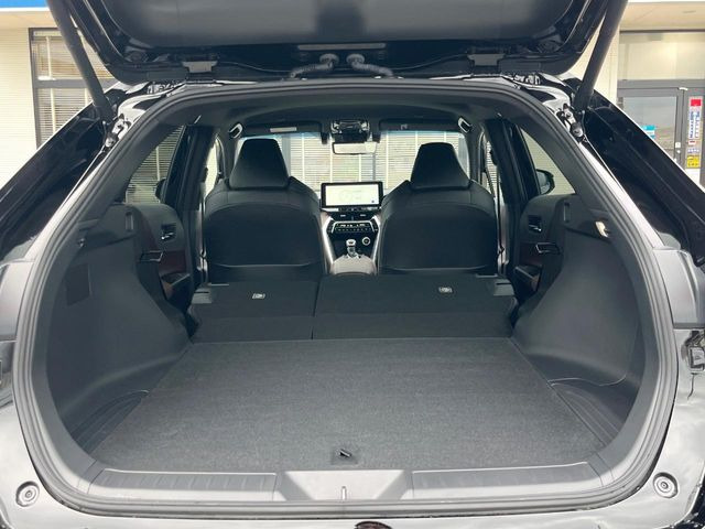 【パワーバックドア】スマートキーや運転席のボタンを押すだけでリアゲートが自動で開閉します!荷物を持っている時や、高い位置にあるバックドアを閉める際に便利な機能です♪