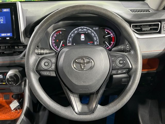 インテリアに合わせたデザインのステアリングは、運転される方のことも考え、運転しやすい形状、大きさです。是非一度、実際に触ってお確かめください。