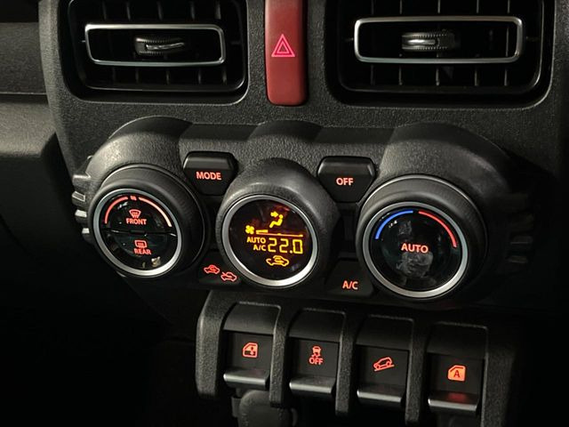 【オートエアコン】一度お好みの温度に設定すれば、車内の温度を検知し風量や温度を自動で調整。暑い&hellip;寒い&hellip;と何度もスイッチ操作をする必要はありません。快適な車内空間には必須の機能ですね♪
