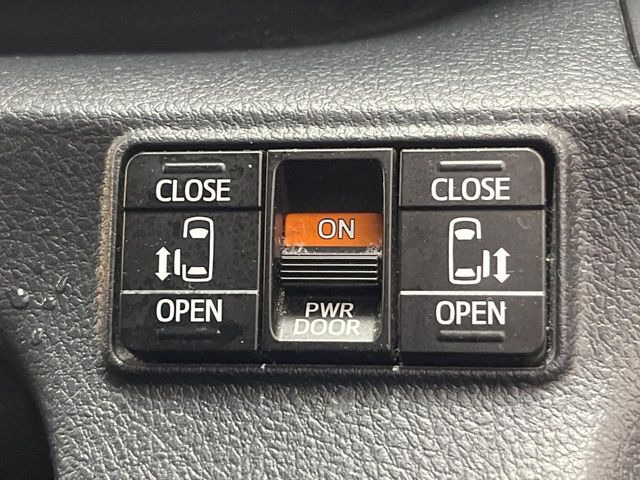 【両側パワースライドドア】スマートキーや運転席のスイッチで後席両側スライドドアの開閉が可能♪電動だから力を入れてドアを開ける必要が無く、小さなお子様でも簡単に開け閉めでき快適です♪