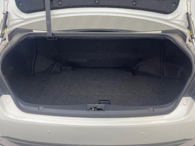積み下ろしのしやすいデッキにはたっぷりと荷物を積み込んでいただけます。遊びから仕事まで、様々なシーンで頼れます♪