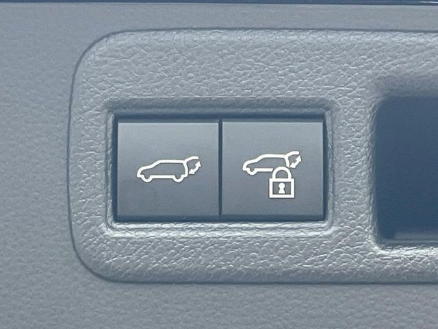 【パワーバックドア】スマートキーや運転席のボタンを押すだけでリアゲートが自動で開閉します!荷物を持っている時や、高い位置にあるバックドアを閉める際に便利な機能です♪