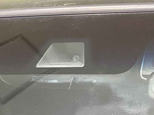 【ホンダセンシング】走行中に前方の車両等を認識し、衝突しそうな時は警報とブレーキで衝突回避と被害軽減をアシスト。より安全にドライブをお楽しみいただけます。