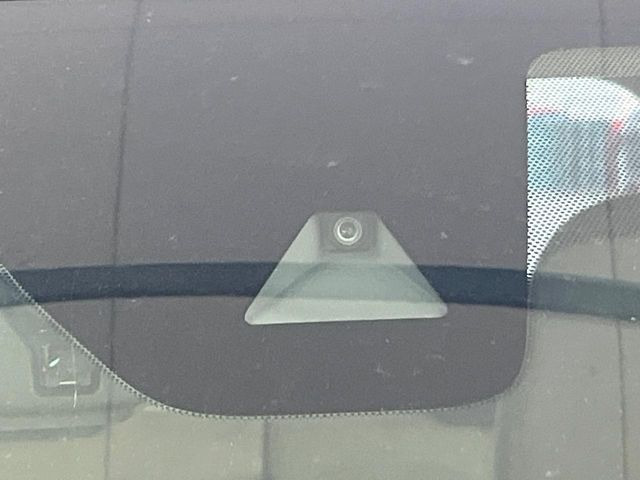 【エマージェンシーブレーキ】走行中に前方の車両等を認識し、衝突しそうな時は警報とブレーキで衝突回避と被害軽減をアシスト。より安全にドライブをお楽しみいただけます。