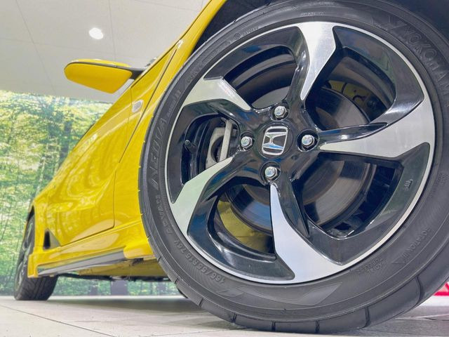 �y����16�C���`�A���~�z�C�[���z�O�ςɃ}�b�`���������A���~�z�C�[���𑕒����Ă���܂��B�e��ЊO�A���~�z�C�[����A�X�^�b�h���X�^�C�����戵�����Ă���܂��B���񂲑��k����������