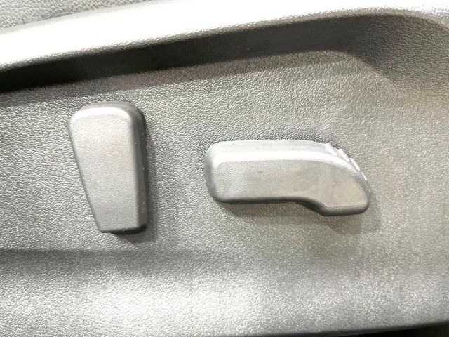 【パワーシート】スイッチ一つで簡単にシートの微調整が可能!電動だから力もいりません!快適なシートポジションにセットして、快適なドライブをお楽しみください。