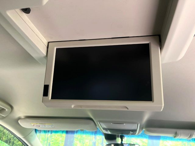 【後席モニター】家族や友人とお出かけする機会が多い方に大人気の後席モニターを装備!見やすい位置に画面がありテレビやDVDの視聴も快適!友達もお子様も、後席にしか乗らなくなるかも??