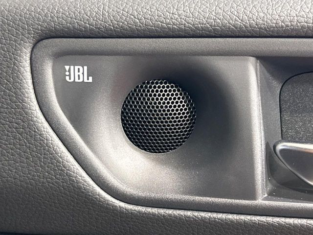 �yJBL�T�E���h�V�X�e���z���[�J�[�I�v�V�����̍��i�ʃT�E���h�V�X�e���𓋍ځB��p�̃`���[�j���O���{���ꂽ�召�l�X�ȃX�s�[�J�[����ǎ��ȃT�E���h���t�ł��A�Տꊴ���ӂ�鉹����Ԃ����o���܂��B