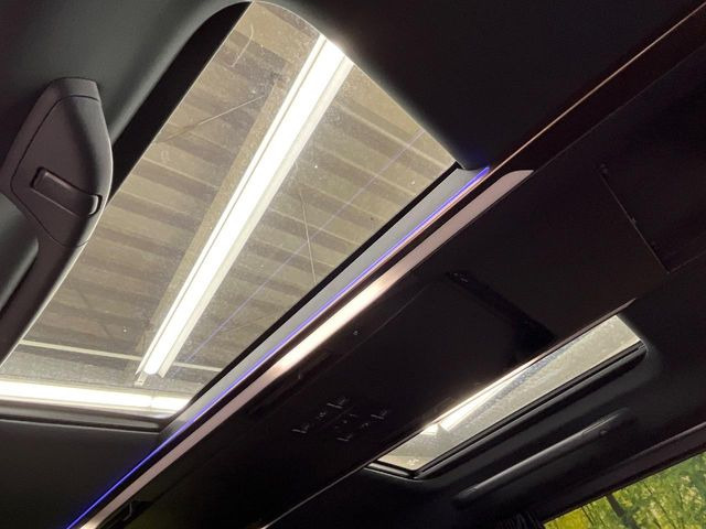 【ガラスルーフ】ガラスルーフ搭載で車内の解放感が一気にアップ!開放的なドライブをお楽しみいただけます。