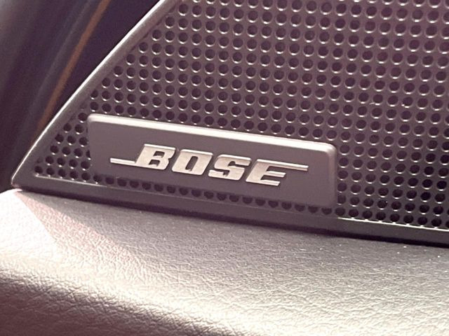 【BOSEサウンドシステム】メーカーオプションの高品位サウンドシステムを搭載。専用のチューニングが施された大小様々なスピーカーから良質なサウンドが奏でられ、臨場感あふれる音響空間を演出します。