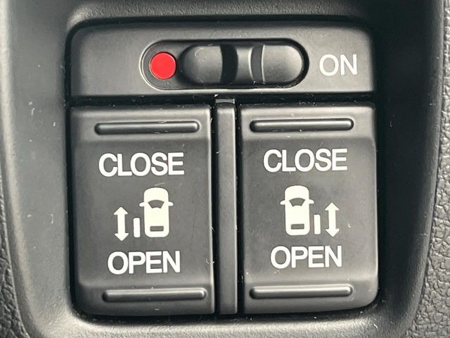 【両側パワースライドドア】スマートキーや運転席のスイッチで後席両側スライドドアの開閉が可能♪電動だから力を入れてドアを開ける必要が無く、小さなお子様でも簡単に開け閉めでき快適です♪