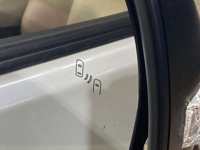 【ブラインドスポットモニター】走行中、ドアミラーの死角になりやすい箇所に後続車が接近するとサイドミラーのレンズに警告を表示!ドライバーに注意喚起をしてくれます。