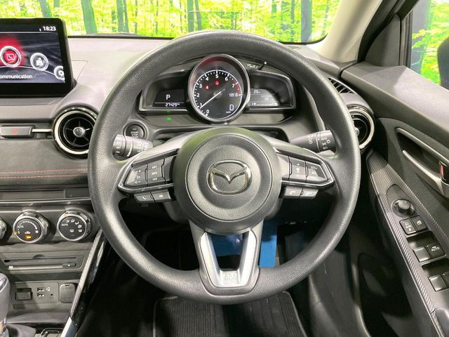 インテリアに合わせたデザインのステアリングは、運転される方のことも考え、運転しやすい形状、大きさです。是非一度、実際に触ってお確かめください。