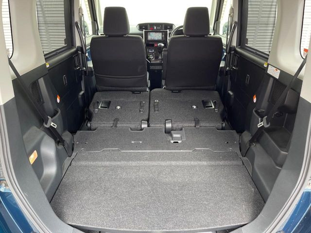 後席を格納すると、これだけの広さが!シーンに合わせたシートアレンジで、大きな荷物も積むことが出来ます♪