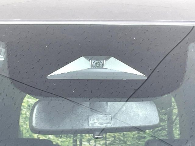【ホンダセンシング】走行中に前方の車両等を認識し、衝突しそうな時は警報とブレーキで衝突回避と被害軽減をアシスト。より安全にドライブをお楽しみいただけます。