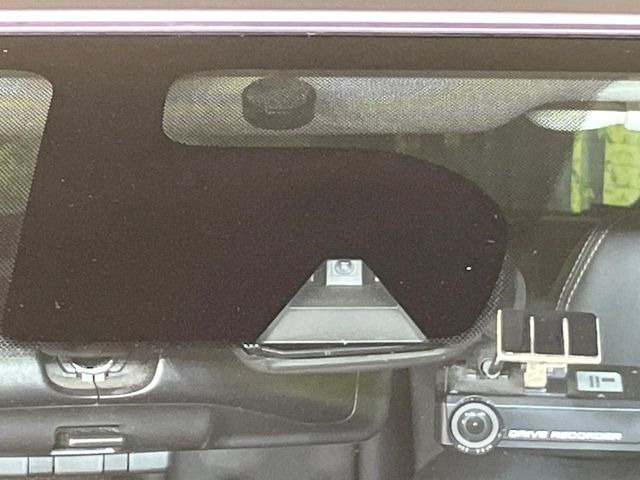 【エマージェンシーブレーキ】走行中に前方の車両等を認識し、衝突しそうな時は警報とブレーキで衝突回避と被害軽減をアシスト。より安全にドライブをお楽しみいただけます。