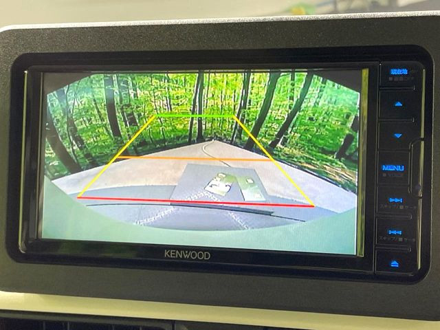 【バックカメラ】駐車時に後方がリアルタイム映像で確認できます。大型商業施設や立体駐車場での駐車時や、夜間のバック時に大活躍!運転スキルに関わらず、今や必須となった装備のひとつです!
