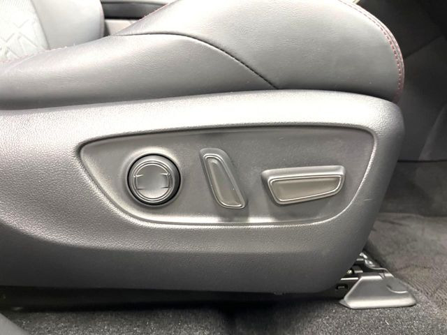 【メモリー機能付きパワーシート】ドライバーごとに設定したシート位置を記憶して、ボタン一つで切り替えできる便利な機能!運転する方が複数名いらっしゃるご家庭におすすめです♪