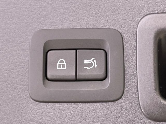 【パワーバックドア】スマートキーや運転席のボタンを押すだけでリアゲートが自動で開閉します!荷物を持っている時や、高い位置にあるバックドアを閉める際に便利な機能です♪