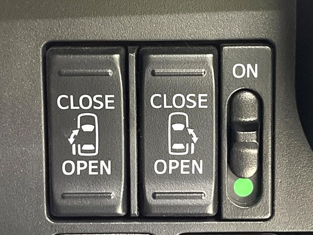 【両側パワースライドドア】スマートキーや運転席のスイッチで後席両側スライドドアの開閉が可能♪電動だから力を入れてドアを開ける必要が無く、小さなお子様でも簡単に開け閉めでき快適です♪