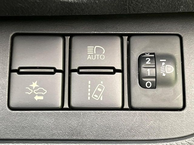 【プリクラッシュセーフティ】前方の車両等を検知し、衝突しそうな時は警報で注意を促し、ブレーキを踏む力をサポート。ブレーキを踏めなかった場合は衝突被害軽減ブレーキが作動、衝突回避をサポートします。