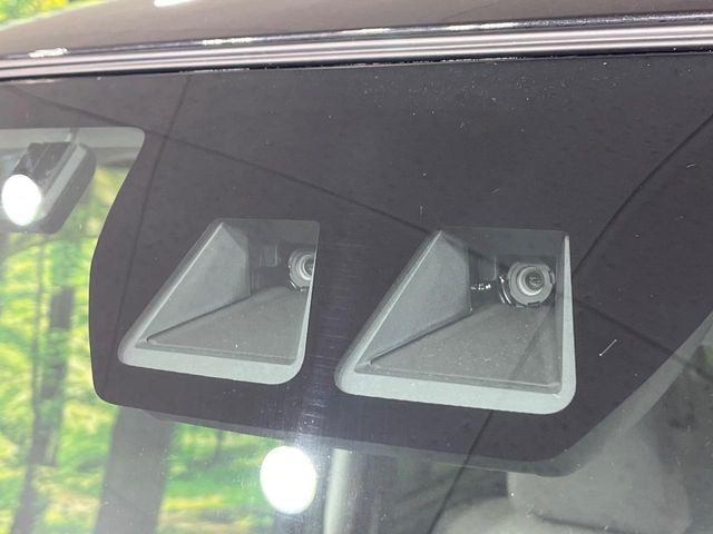 【スマートアシスト】走行中に前方の車両等を認識し、衝突しそうな時は警報とブレーキで衝突回避と被害軽減をアシスト。より安全にドライブをお楽しみいただけます。
