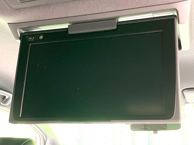 【フリップダウンモニター】大画面モニターで後席でもエンタメをお楽しみいただけます。小さなお子様にも大人気の装備です♪