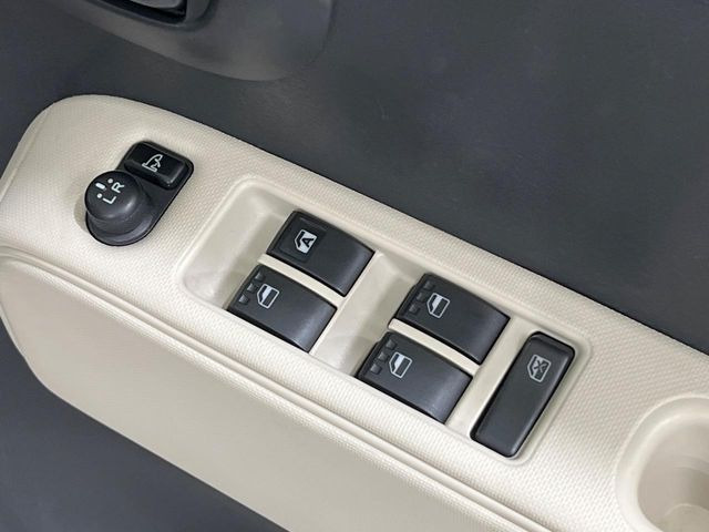 【電動格納ミラー】サイドミラーは電動格納式となっており、狭い駐車場でもキズがつくリスクを抑えられます。