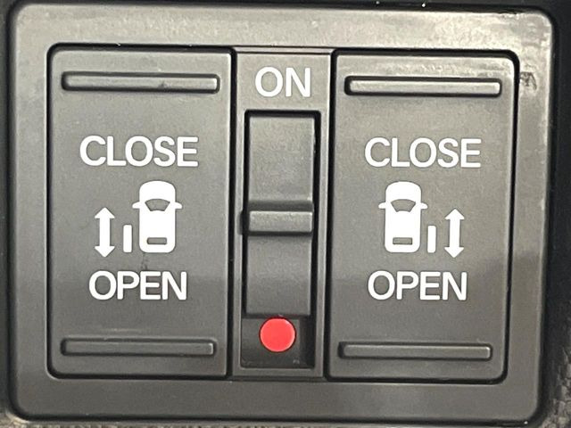 【両側パワースライドドア】スマートキーや運転席のスイッチで後席両側スライドドアの開閉が可能♪電動だから力を入れてドアを開ける必要が無く、小さなお子様でも簡単に開け閉めでき快適です♪