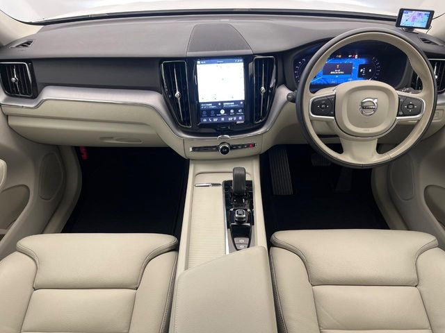 XC60B5 AWD モメンタム 4WD