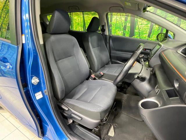 運転席まわりには十分なスペースがあり、大柄な方でもゆったり運転していただける環境です。